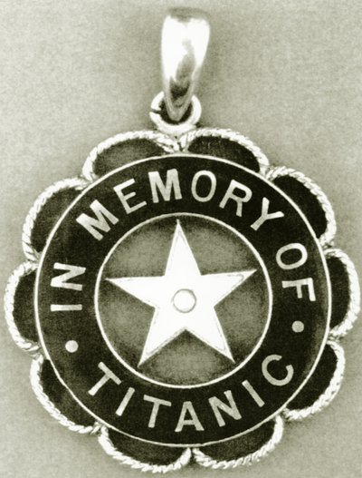 Medaille der White Star Line für Überlebende des Titanic-Unglücks von English Photographer